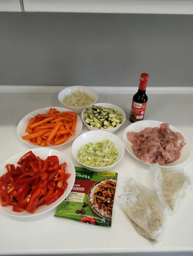 Kurczak z warzywami i ryżem.